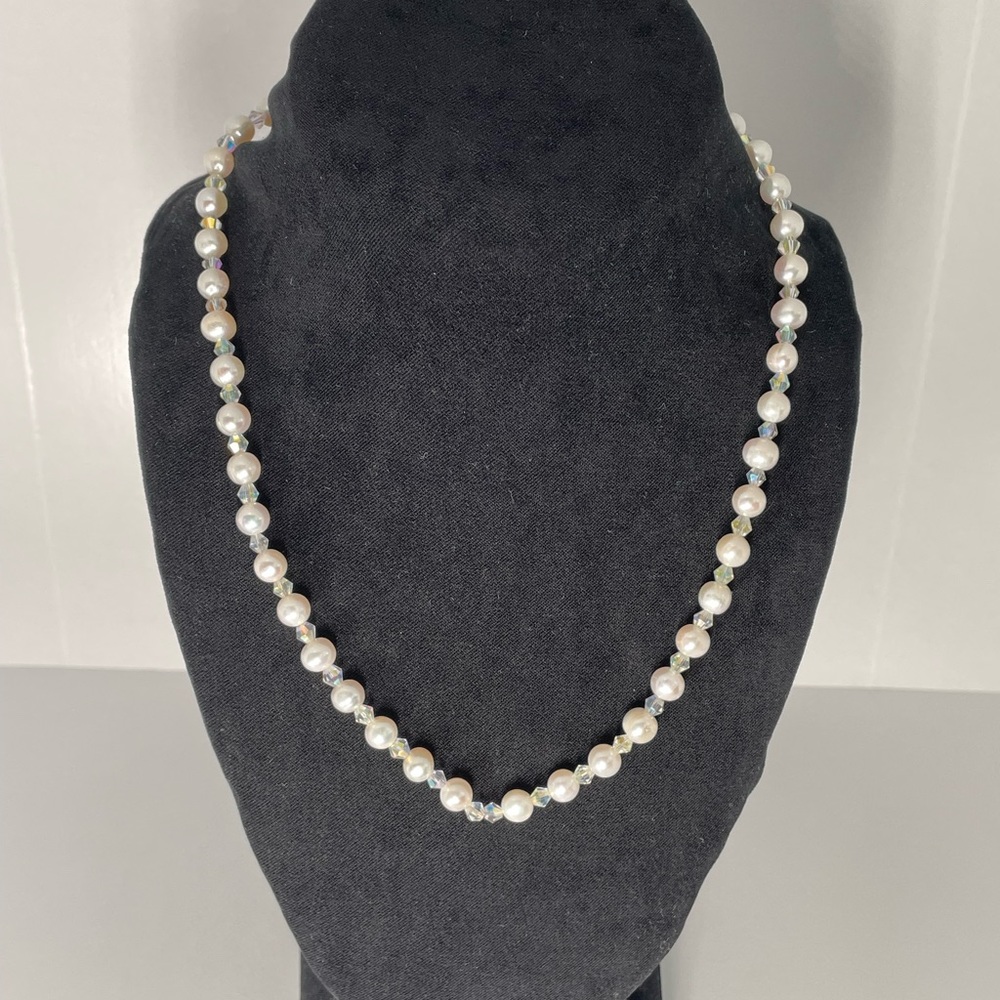Pearl necklace with crystals